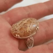 انگشتر نقره سنگ عقیق رتایل با زمینه کرم