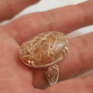 انگشتر نقره سنگ عقیق رتایل با زمینه کرم