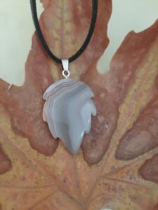 آویز گردن سنگ عقیق طرح فانتزی تراش برگ